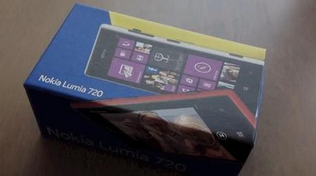 unboxing nokia lumia 720 video e dettagli sul nuovo smartphone windows phone 8