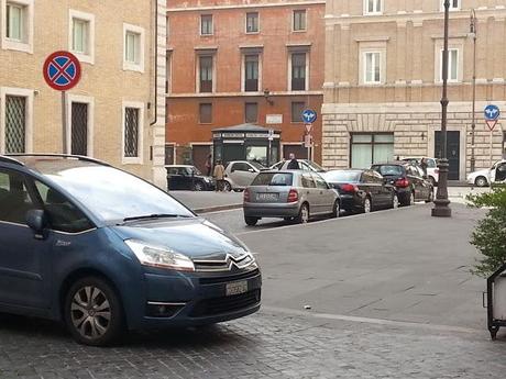 Attenzione al nuovo parking a dieci metri da Piazza Navona. E' in Piazza Sant'Apollinare, ecco le foto