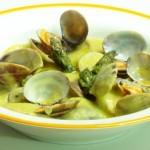 Vellutata di asparagi e patate con le vongole