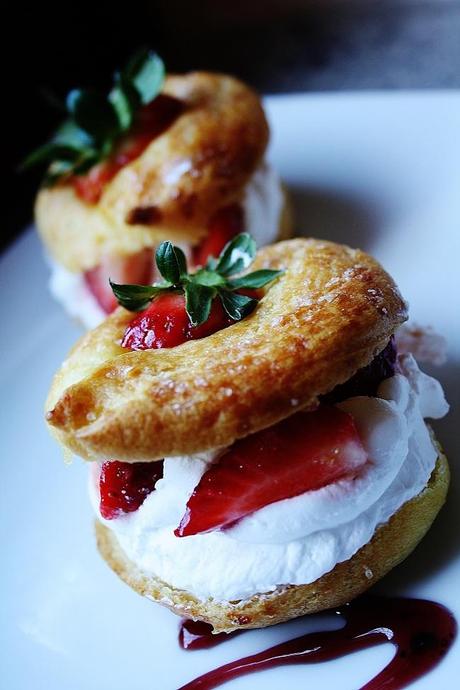 Ciambelle di pasta bignè con panna e fragole ricetta  Luca Montersino.