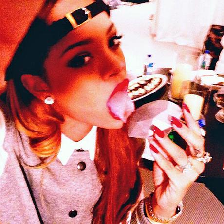 Continuano gli scatti hot per Rihanna - Questa volta lecca un diamante