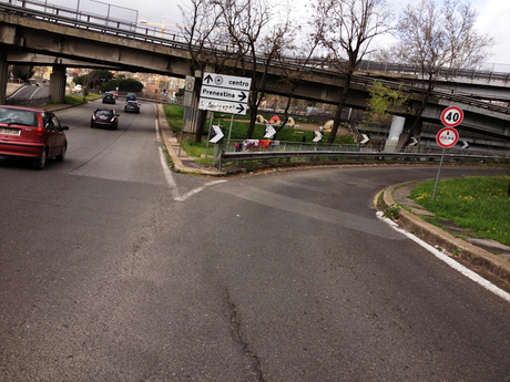 La città dell'accoglienza. Se, come no: e intanto alla Stazione Tiburtina s'è creato un camping di disperati (a due metri dal comitato elettorale del sindaco che chiede di essere rieletto)