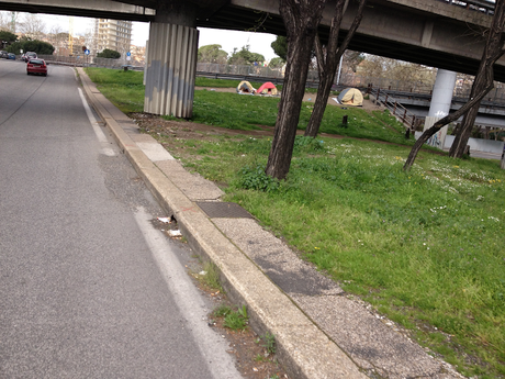 La città dell'accoglienza. Se, come no: e intanto alla Stazione Tiburtina s'è creato un camping di disperati (a due metri dal comitato elettorale del sindaco che chiede di essere rieletto)