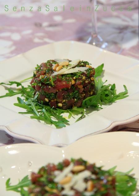 Tartare di tonno con rucola e pinoli