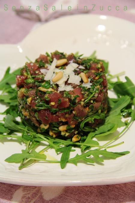 Tartare di tonno con rucola e pinoli