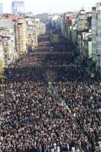 Gigantesca manifestazione a Lisbona