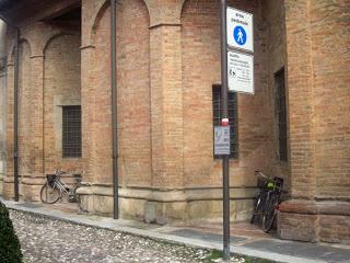 Fidenza e l'antico: duomopark, fil di ferro e fari industriali.