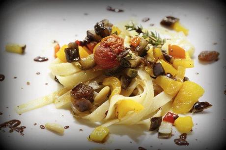 Il Khorasan di Altamura: fettuccine Santa Candida con piccola caponata, cioccolato criollo e cristalli di sale rosa