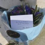 Margaret Thatcher è morta omaggi e fiori davanti la sua casa 08