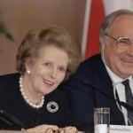 Margaret Thatcher è morta omaggi e fiori davanti la sua casa 13