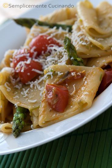 Pasta asparagi e pachino