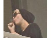 Miley Cyrus fuma sigaretta rollata “sospetta”: solo tabacco?