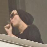 Miley Cyrus fuma sigaretta rollata “sospetta”: solo tabacco?