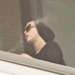 Miley Cyrus fuma dal balcone del suo hotel di Miami04