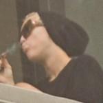 Miley Cyrus fuma dal balcone del suo hotel di Miami02
