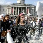 Londra, la guerra dei cuscini di Trafalgar Square03