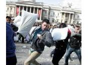 Londra, guerra cuscini Trafalgar Square (foto)