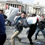 Londra, la guerra dei cuscini di Trafalgar Square (foto)