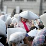 Londra, la guerra dei cuscini di Trafalgar Square02