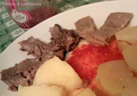 Bollito con confettura di peperoni rossi