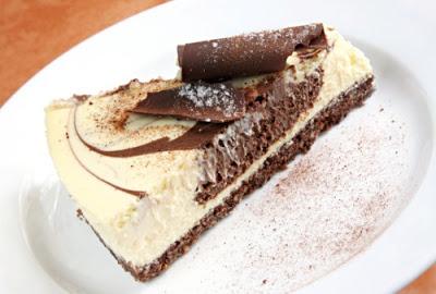 CHEESECAKE VARIEGATO AL MASCARPONE CON DOPPIO CIOCCOLATO