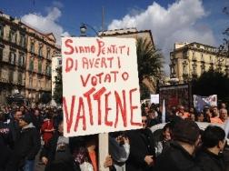 C 2 articolo 1089915 imagepp In piazza contro De Magistris, a Napoli cittadini pentiti del loro voto