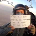 Afghanistan, fa gli auguri al fratello che si sposa dalla cabina dell’aereo (video)