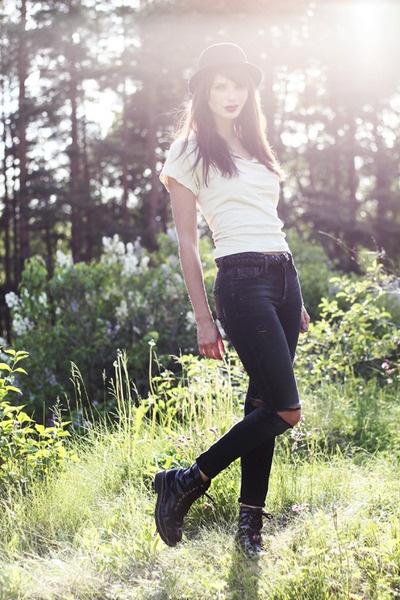 Black ripped jeans