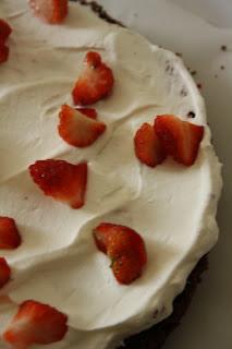 White Old fahioned cake  di  Imma con un pizzico di Nigella e ganache al cioccolato bianco e fragole.