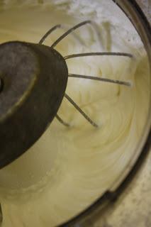 White Old fahioned cake  di  Imma con un pizzico di Nigella e ganache al cioccolato bianco e fragole.