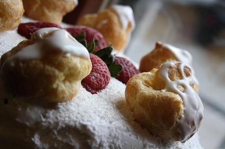 White Old fahioned cake  di  Imma con un pizzico di Nigella e ganache al cioccolato bianco e fragole.