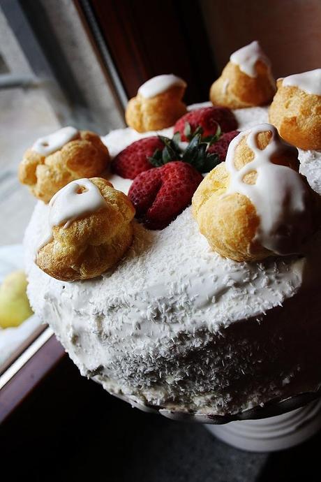 White Old fahioned cake  di  Imma con un pizzico di Nigella e ganache al cioccolato bianco e fragole.