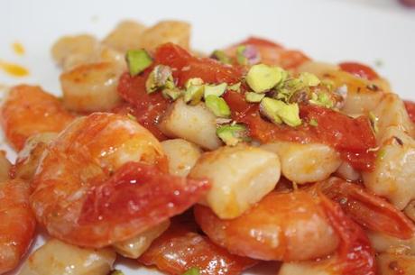 Gnocchetti di caprino e farina di farro con scampi e pistacchi