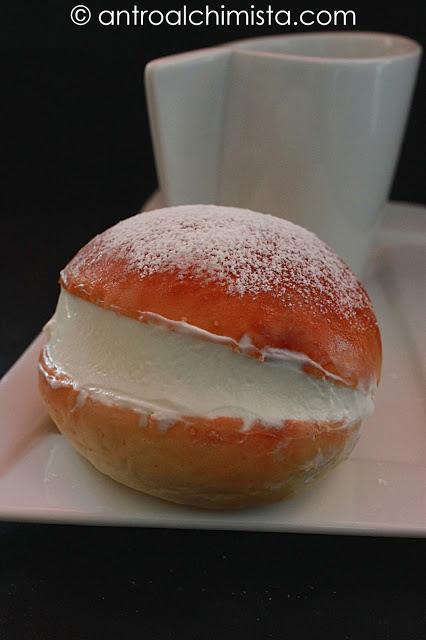 Maritozzi con Panna Montata Maritozzi con Panna Montata