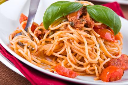 Spaghetti con il sugo di tonno fresco