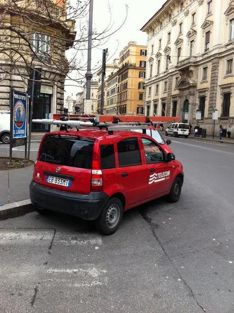 L'autentico mistero delle pandine di Telecom su Corso Vittorio altezza Chiesa Nuova