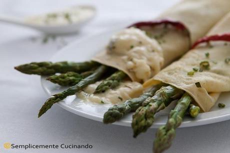 Asparagi in salsa cremosa al formaggio Asparagi in salsa di formaggio