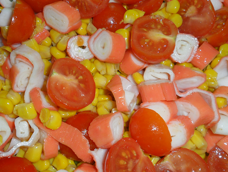 Insalata di mais, pomodorini e surimi