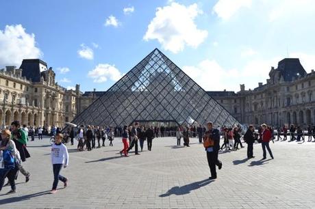 Ingresso al museo del Louvre di Parigi 