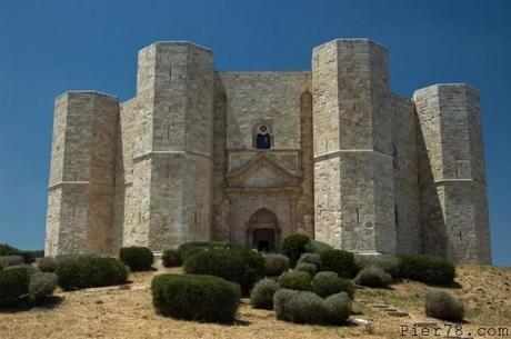 Castel del Monte ad Andria | I dieci castelli più belli dEuropa Puglia Castel Del Monte Andria 