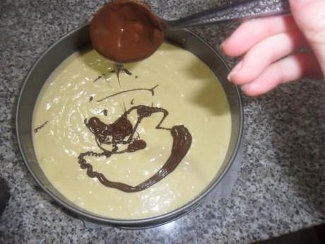 Mettere la nutella (o crema di nocciole ) a cucchiaiate nell'impasto 