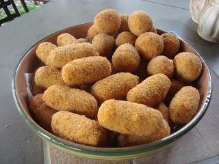 Crocchette di purè con funghi e melanzane.