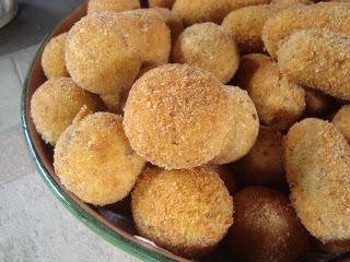 Crocchette di purè con funghi e melanzane.