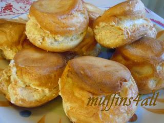 Yorkshire pudding farcito con crema di robiola alle nocciole e uova d'aringa