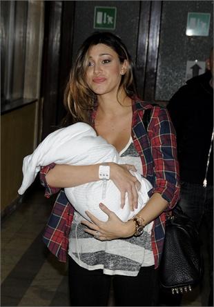 BELEN RODRIGUEZ TORNA A CASA CON IL PICCOLO SANTIAGO