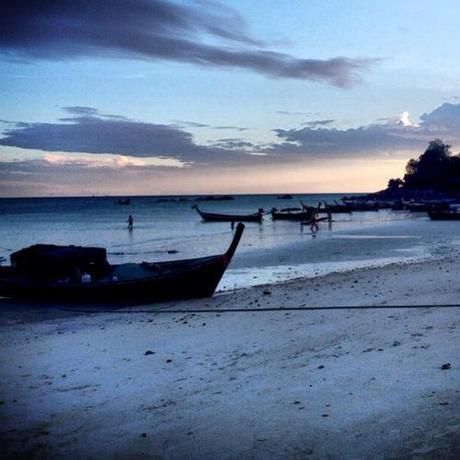 Una Carolina da Koh Lipe (เกาะ หลี เป๊ะ)!

Piccola isola nel Mar delle Andamane, parte dell’Arcipelago Adang-Rawi al margine del Tarutao National Marine Park.

Koh Lipe fa parte della provincia meridionale di Satun al confine con la Malesia. È tuttora abitata da una minoranza etnica di zingari del mare, originaria della Malesia, conosciuta come la gente la’ Chao Lei ‘o Urak Lawoi.È raggiungibile via mare sia dalla Thailandia - in alta stagione (Novembre/Maggio) via ferry o motoscafo da Pak Bara, Phi Phi, Ko Lanta e Trang mentre in bassa stagione solo da Pak Bara - che dalla Malesia - dalla vicinissima isola di Langkawi. 