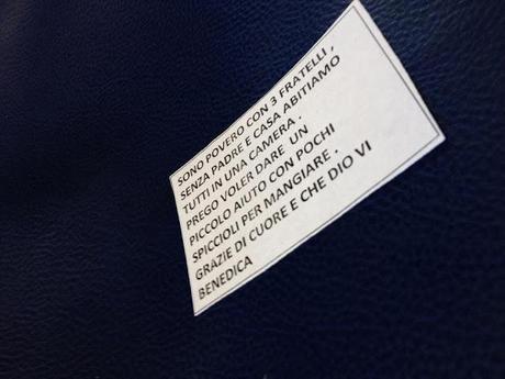 Gli accattoni sul treno Roma-Fiumicino e il loro bigliettini per chiedere spiccioli. Ecco il campionario e tutte le foto