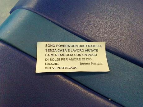 Gli accattoni sul treno Roma-Fiumicino e il loro bigliettini per chiedere spiccioli. Ecco il campionario e tutte le foto