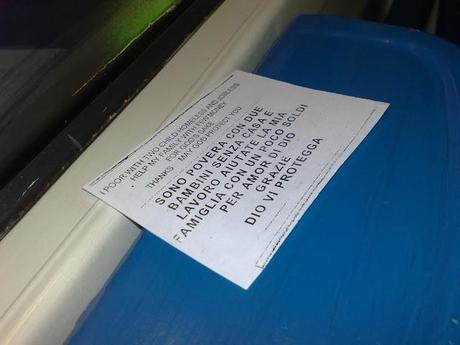Gli accattoni sul treno Roma-Fiumicino e il loro bigliettini per chiedere spiccioli. Ecco il campionario e tutte le foto