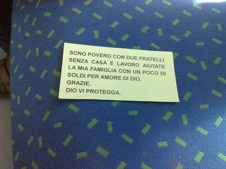Gli accattoni sul treno Roma-Fiumicino e il loro bigliettini per chiedere spiccioli. Ecco il campionario e tutte le foto